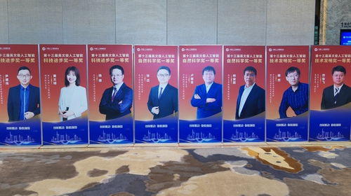 國產(chǎn)大形機(jī)器人邁向?qū)嵱没?進(jìn)工廠貼車標(biāo)，入家庭疊衣服，全國首開專項(xiàng)賽推動(dòng)家政服務(wù)革新